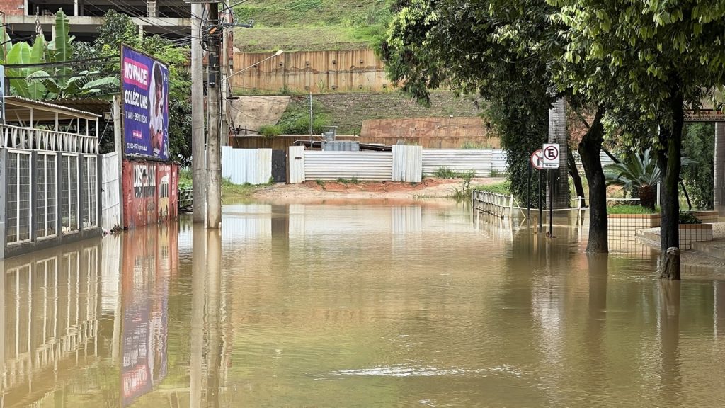 Águas do rio Pomba começam a baixar, mas chuva continua