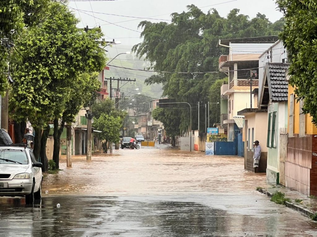 Cataguases registra pontos de inundação nesta manhã de domingo