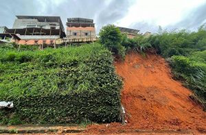 Após deslizamento de pedras