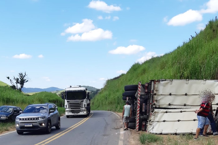 Carreta tomba na BR-267 na Serra de Argirita