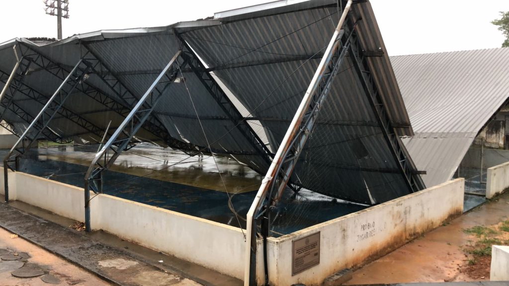 Cobertura de quadra desaba durante tempestade em Cataguases