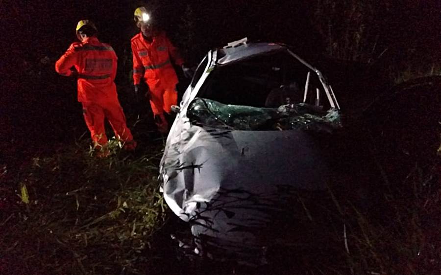 Motorista fica ferido em capotamento no perímetro urbano da BR-116 em Leopoldina