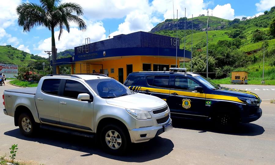 PRF recupera em Leopoldina caminhonete roubada na Bahia