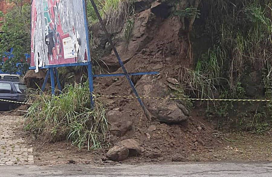 Após deslizamento de pedras em barranco área é isolada em Leopoldina