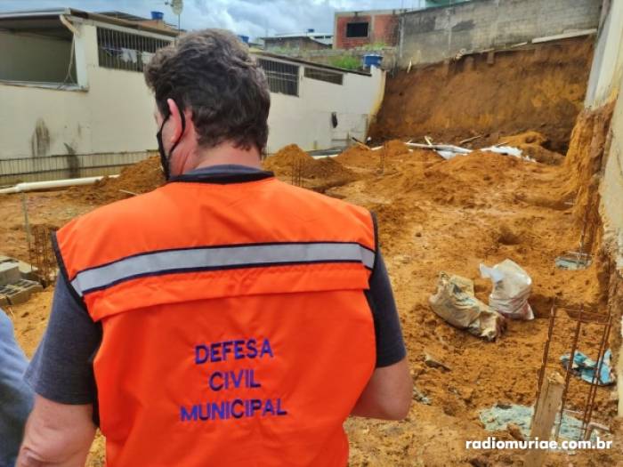 Pedreiro fica soterrado após queda de barranco em Muriaé