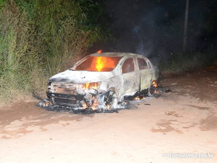 Taxista é preso após simular “assalto” e abandonar veículo em chamas em Muriaé