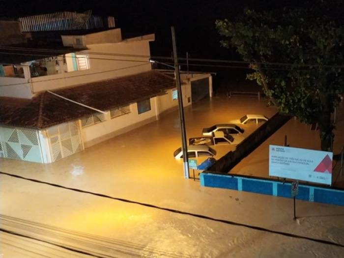 Chuva forte na madrugada inunda várias ruas de Miraí