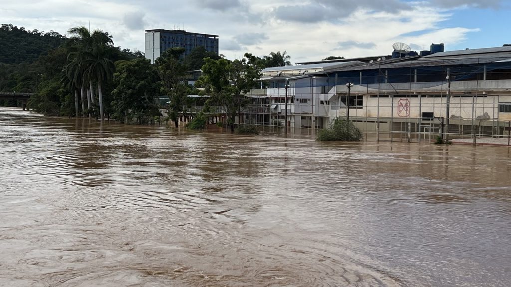 Rio Pomba já inunda algumas ruas da cidade