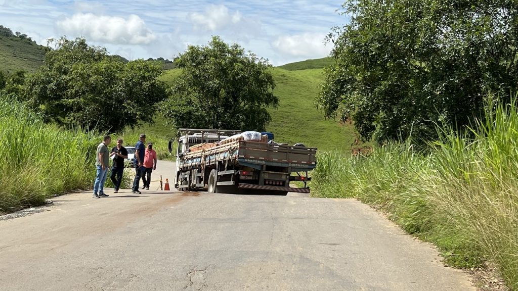 Trecho com afundamento na rodovia Cataguases-Leopoldina deve receber reparo provisório