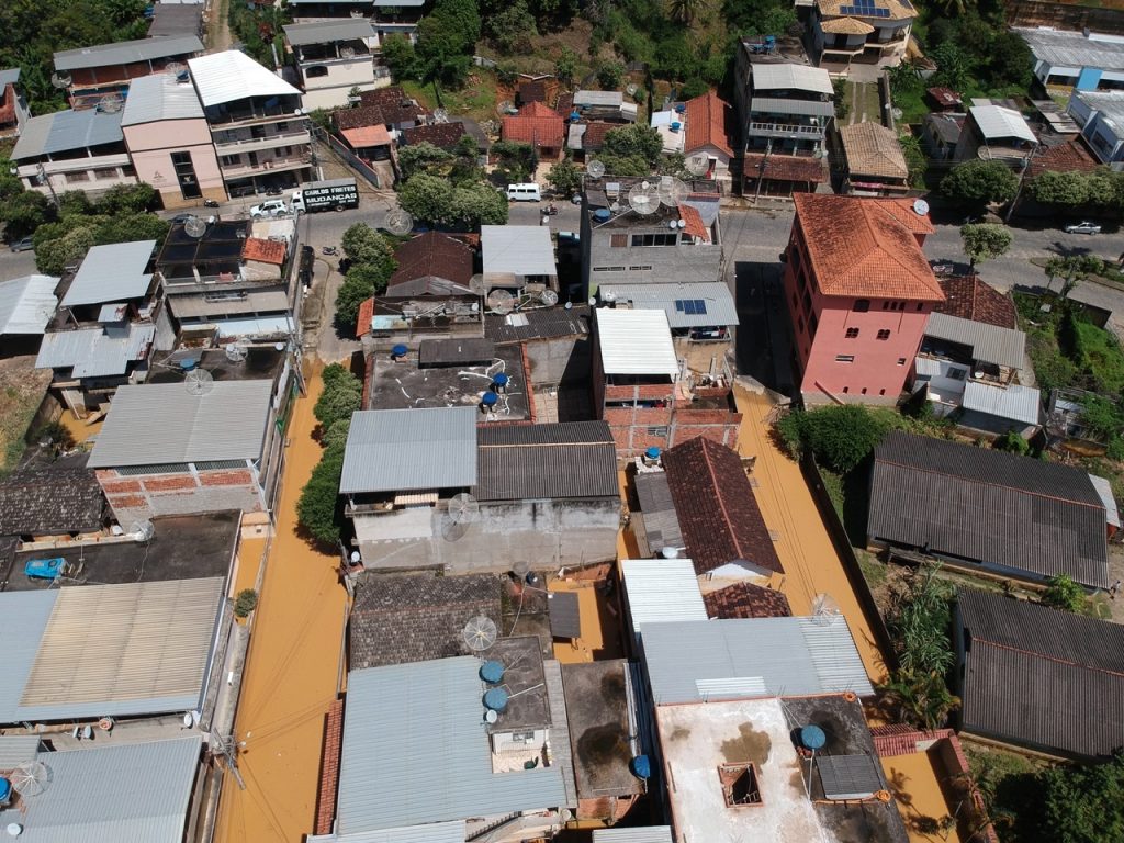 Imagens aéreas mostram cheia do ribeirão Meia Pataca e rio Pomba
