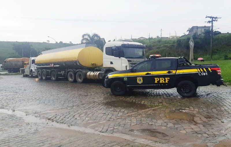 PRF apreende carga de etanol sem nota fiscal em Leopoldina