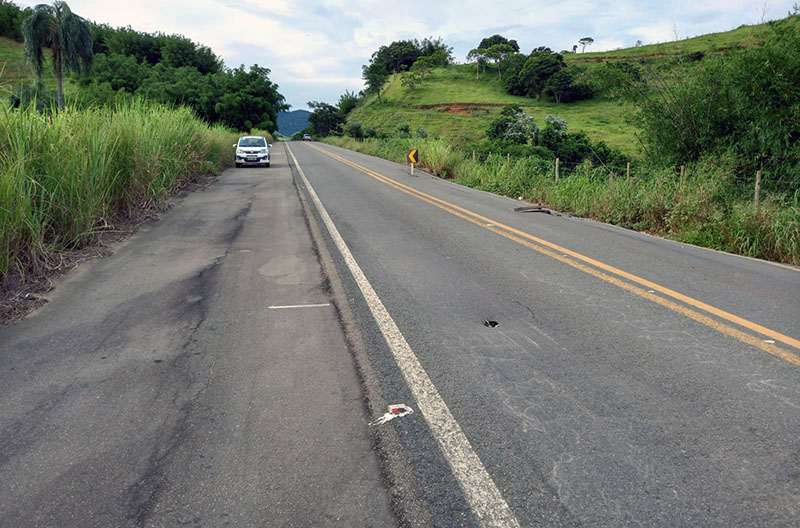 Ministério Público aciona DER-MG para reparar buraco na estrada Cataguases-Miraí