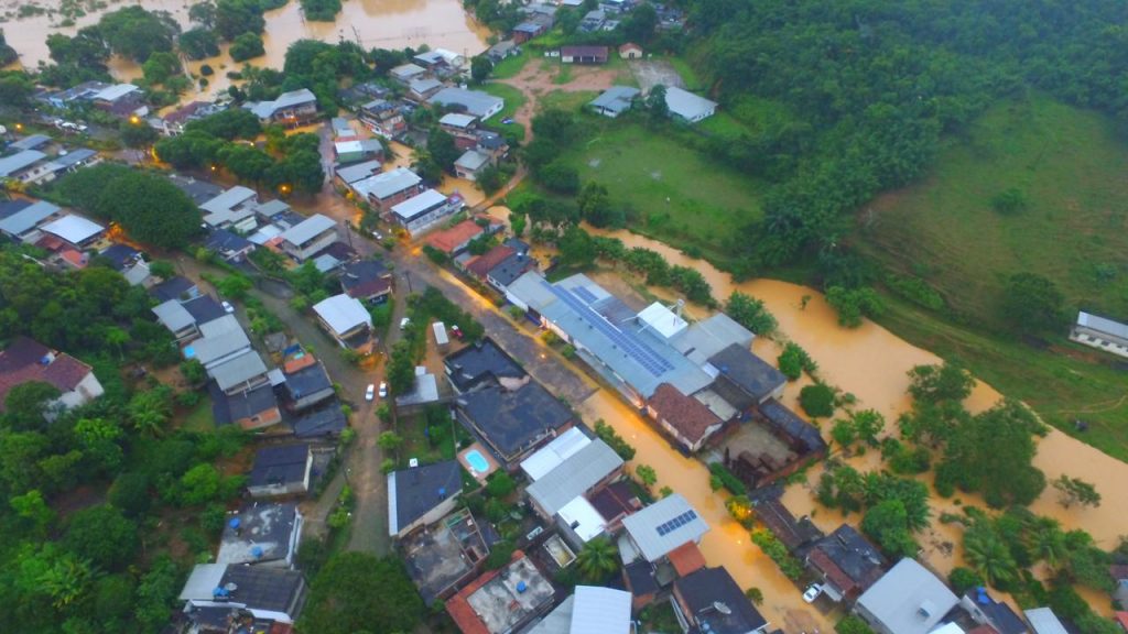 Chuva forte nas cabeceiras faz Meia Pataca transbordar