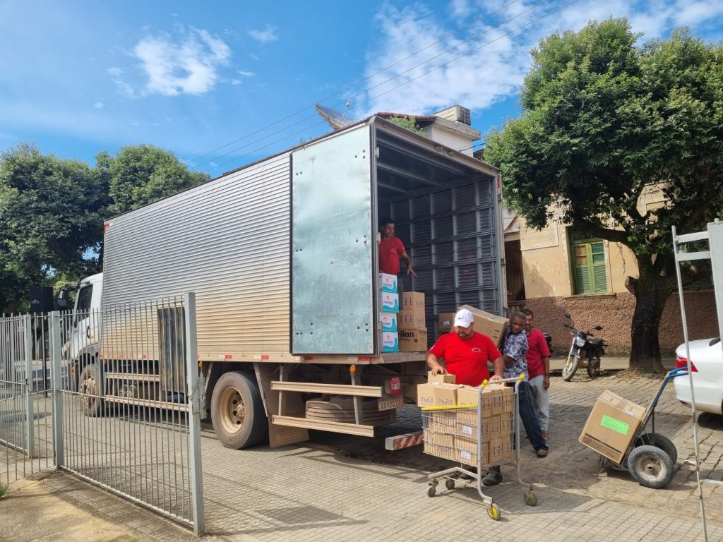Cataguases recebe caminhão com ajuda humanitária emergencial