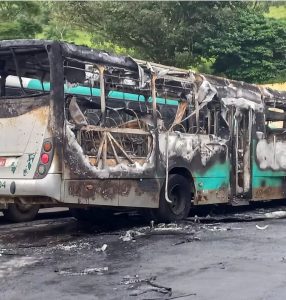 Incêndio destrói quatro ônibus