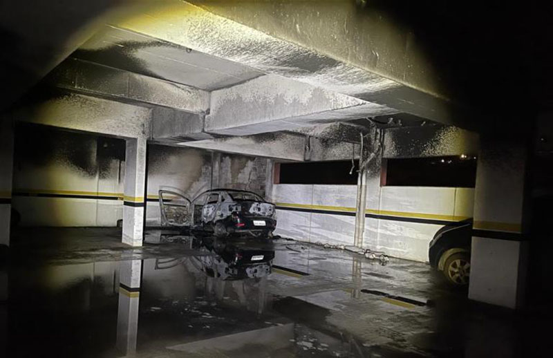 Carro pega fogo em garagem de prédio em Viçosa