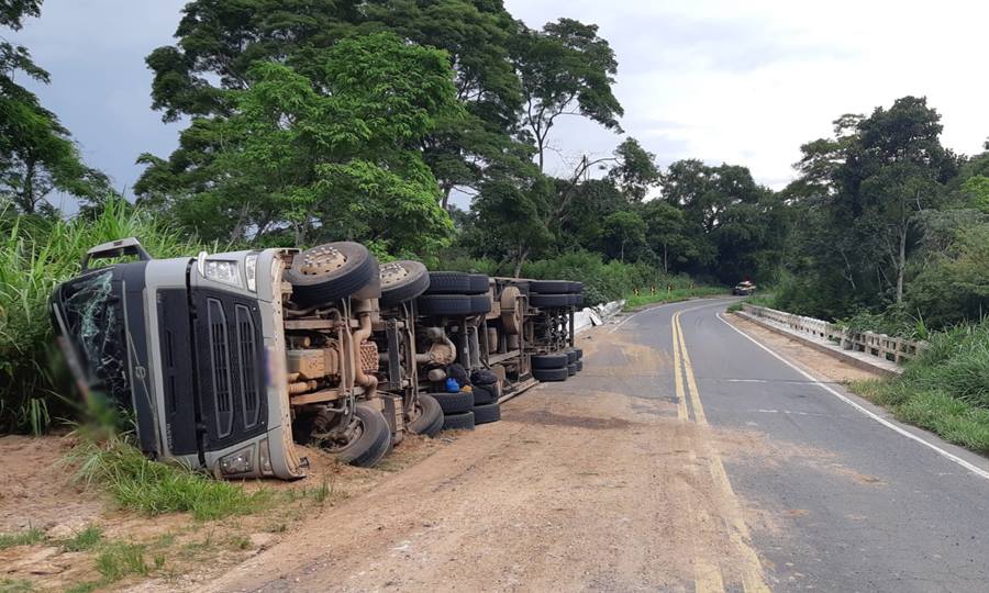 Carreta carregada de café tomba na BR-267 em Argirita