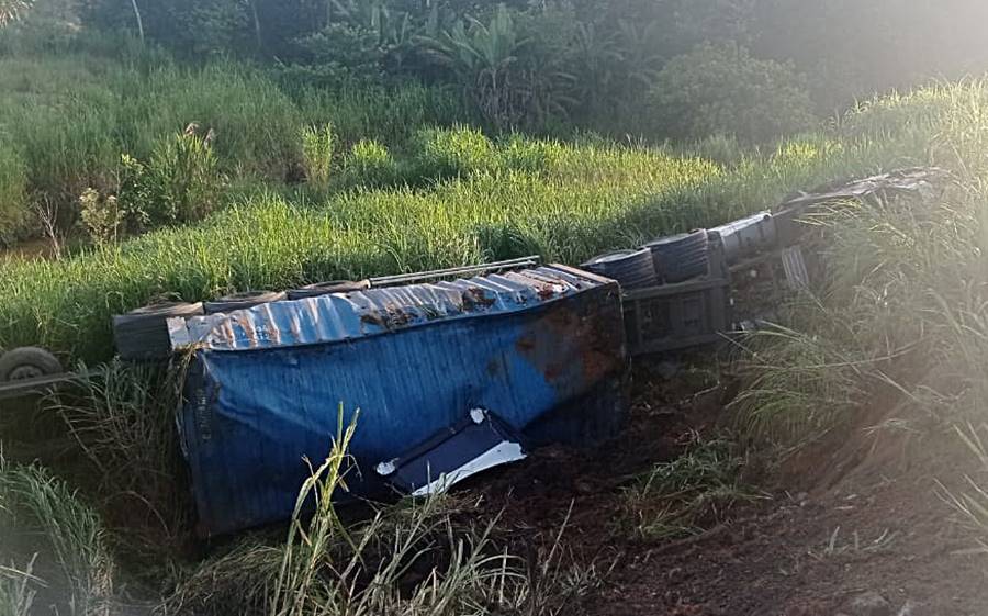 Carreta tomba com contêiner na BR-116 em Leopoldina