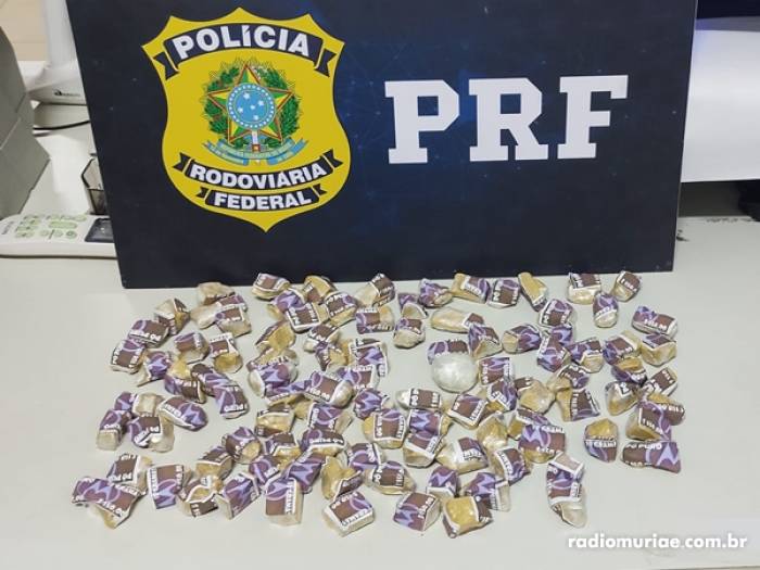 PRF apreende adolescente com drogas dentro de ônibus, em Muriaé