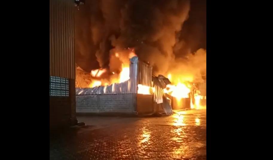 Incêndio destrói fábrica de móveis em Ubá. Veja vídeo