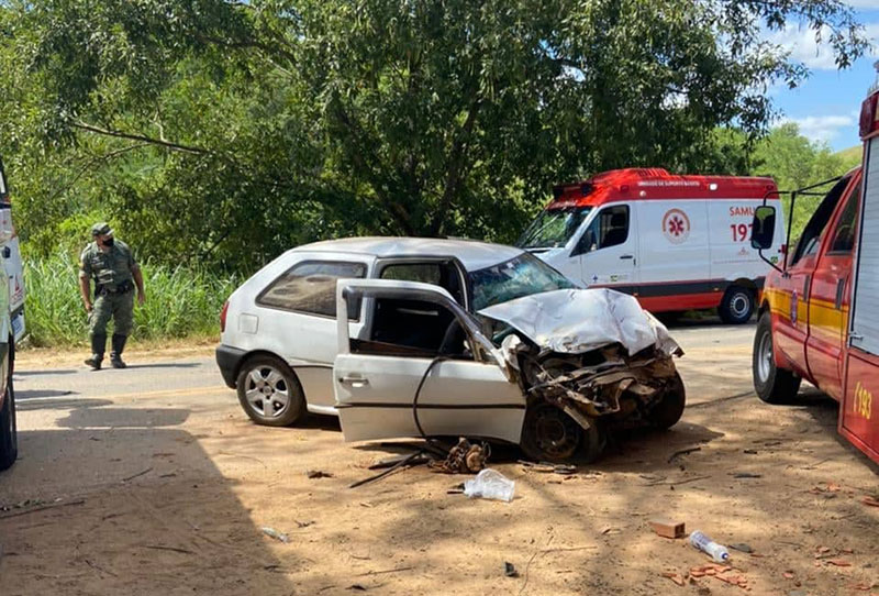 Carro e caminhão batem de frente na estrada próximo a Sereno