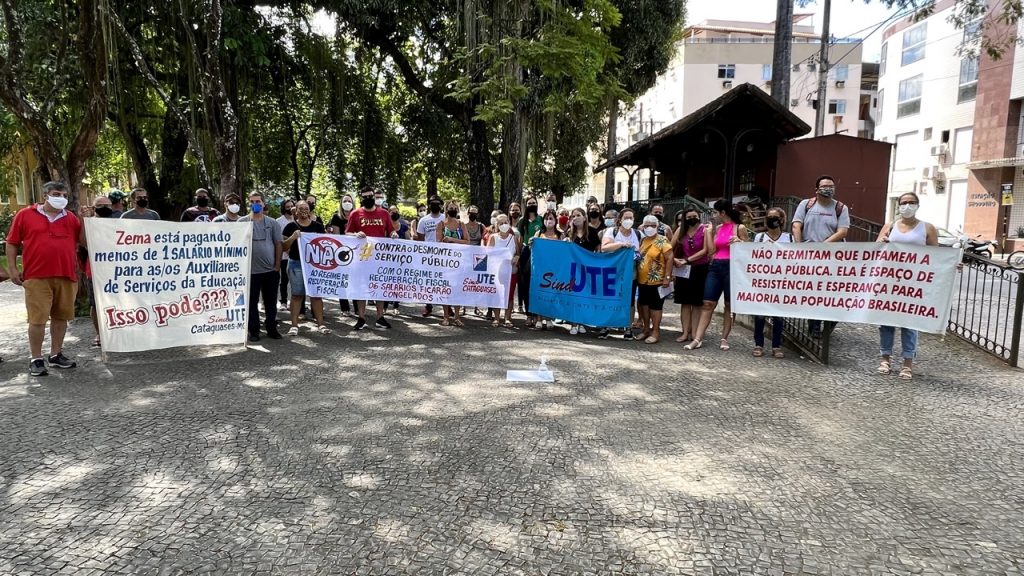 Professores estaduais fazem manifestação por reajuste salarial