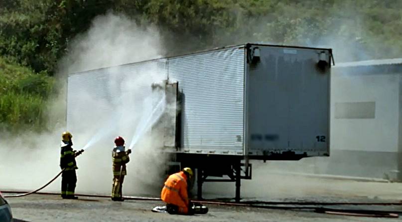 Baú de carreta pega fogo em pátio de posto de combustíveis em Leopoldina