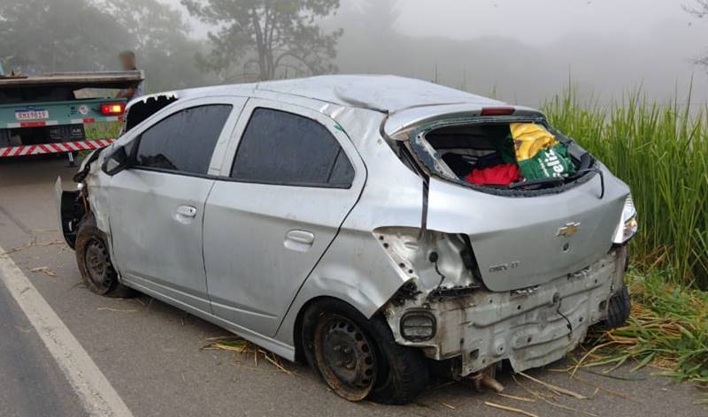 Motorista sai ileso após perder direção e carro capotar em Leopoldina