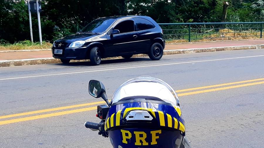 Carro com peça de veículo roubada é apreendido pela PRF em Muriaé