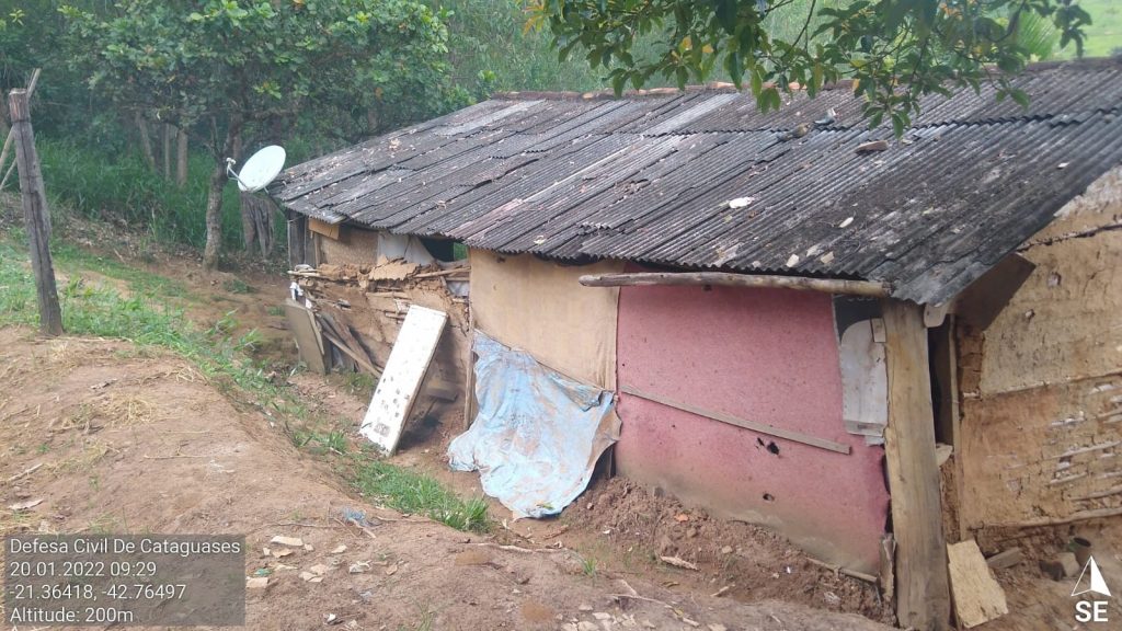 Casa interditada desaba e deixa idoso gravemente ferido