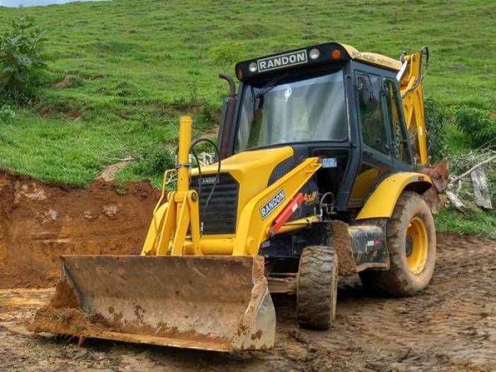 Retroescavadeira furtada no almoxarifado da Prefeitura de Muriaé é localizada em Ubá