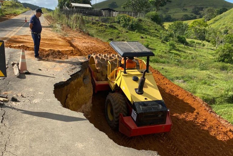DEER-MG começa a fazer reparos na estrada que liga Cataguases a Miraí