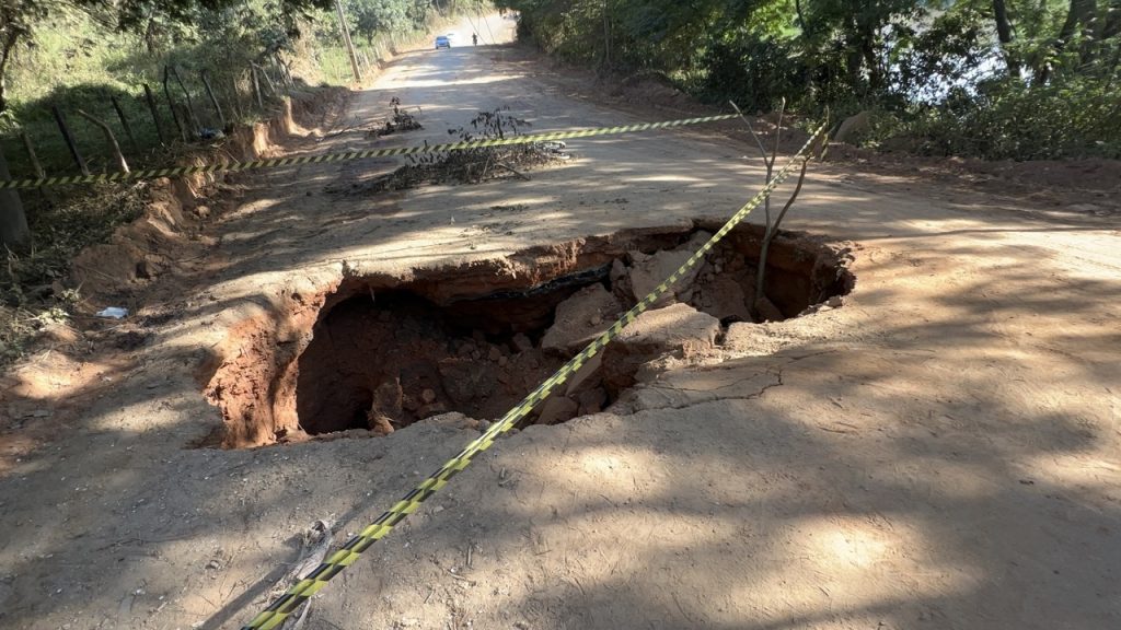 Rede de esgoto estoura e abre cratera na estrada que leva à Ponte do Sabiá