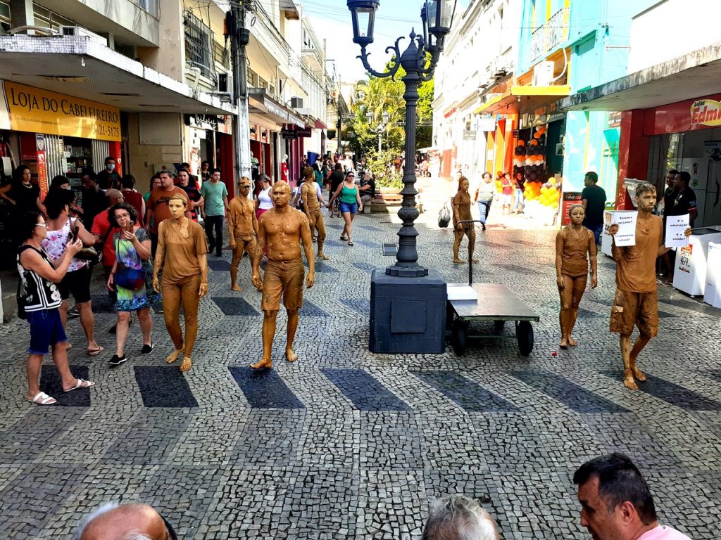 Grupo Girarte espalha lama e reflexões durante encenação