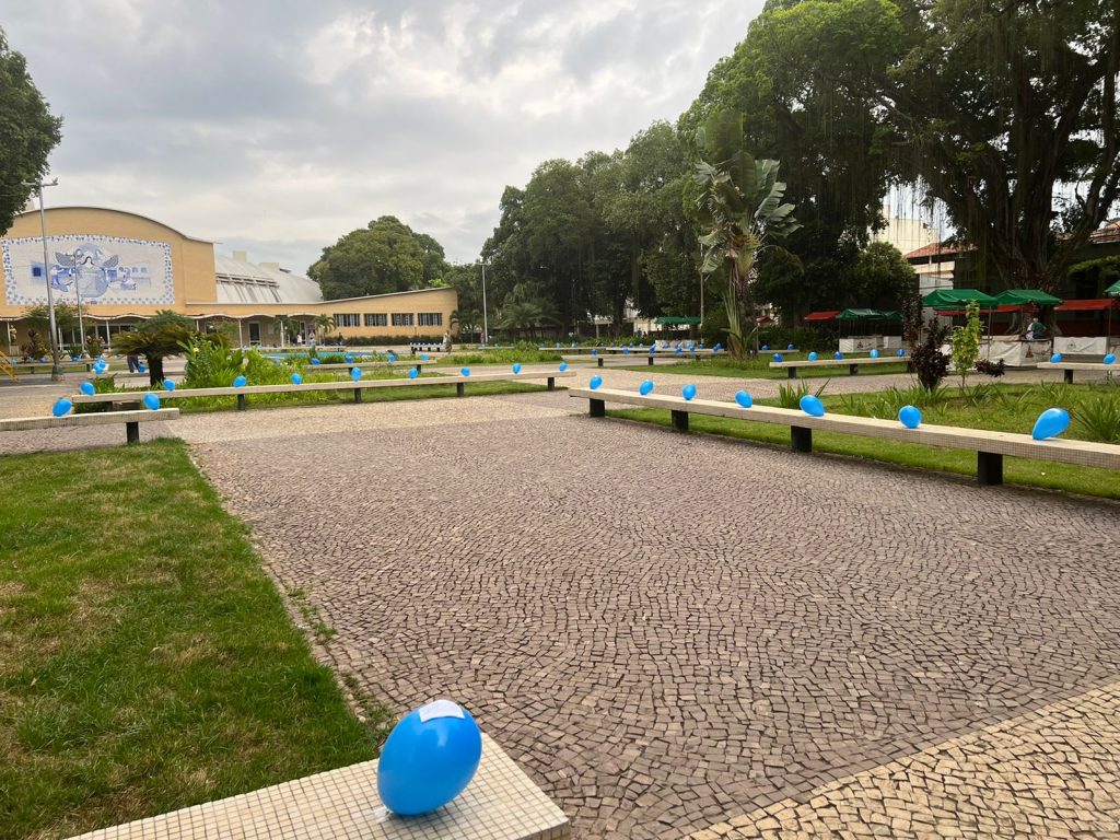 Praça Santa Rita amanhece repleta de bolas azuis