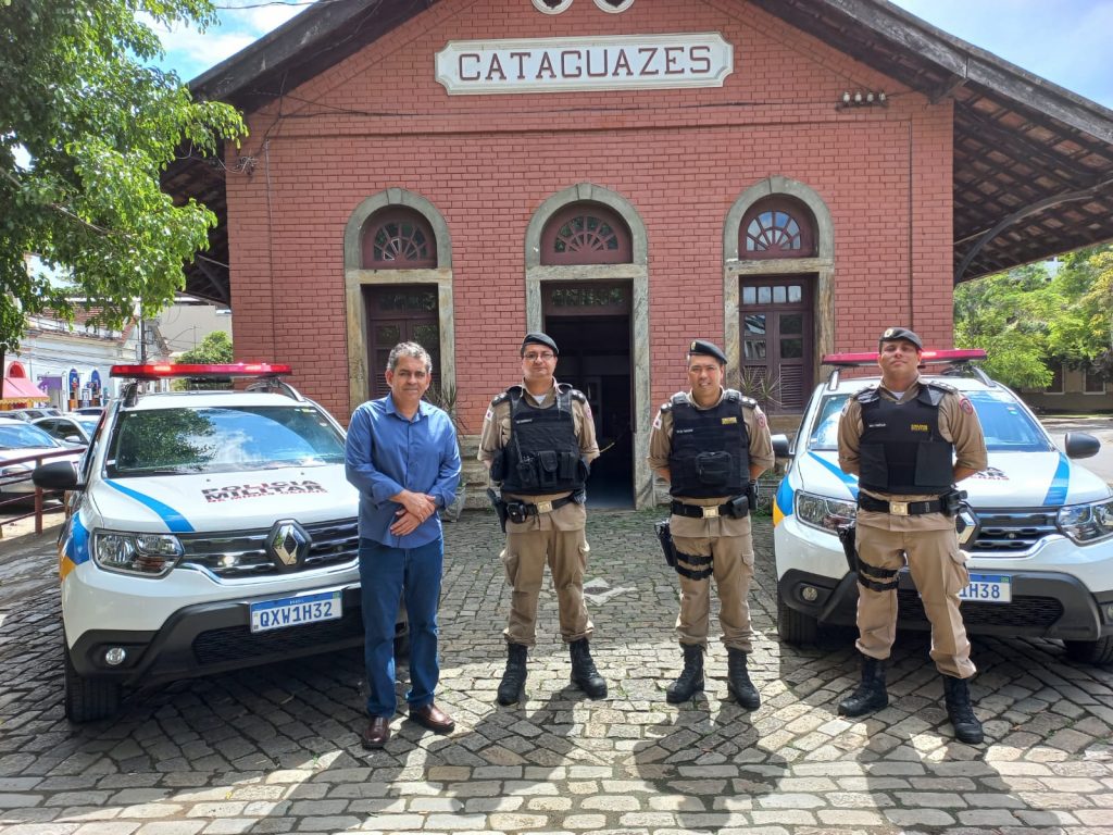 Deputado Fernando Pacheco entrega três viaturas à Polícia Militar