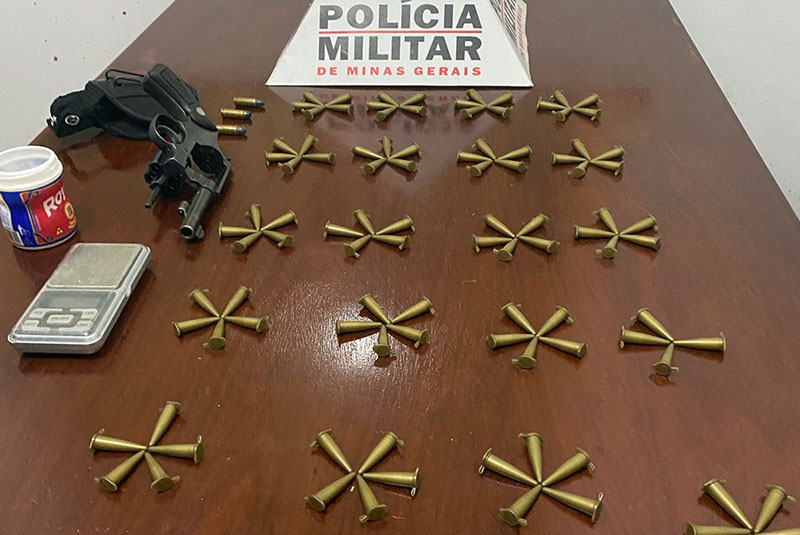 PM apreende drogas, arma de fogo e prende dois em Dona Euzébia