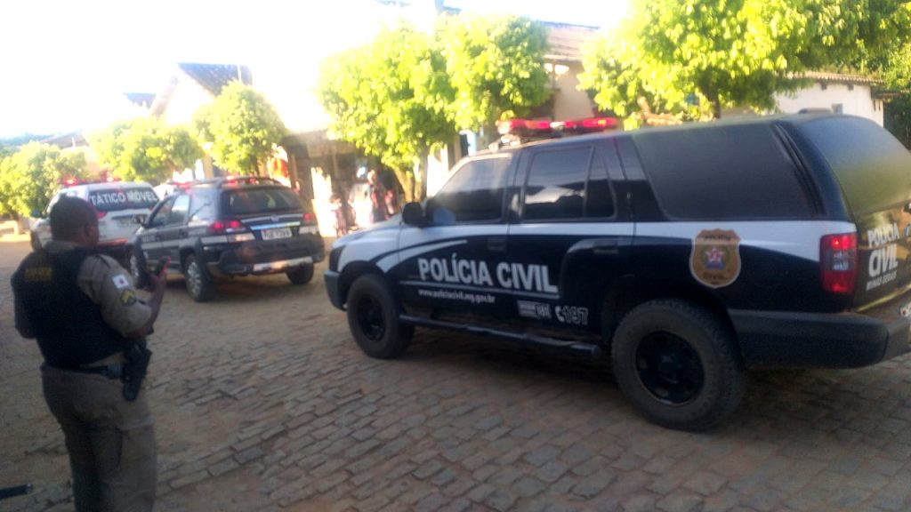 Dupla é presa suspeita de assalto em distrito de Leopoldina