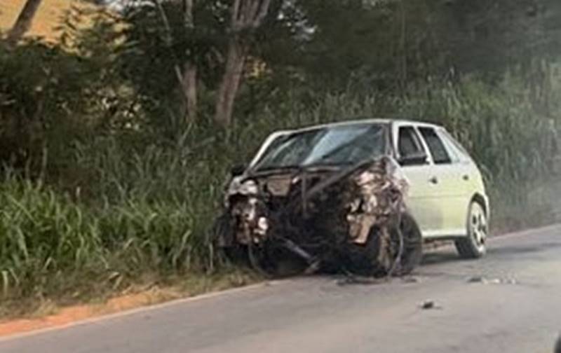 Carro fura pneu ao passar por buraco e bate em caminhão na BR-120