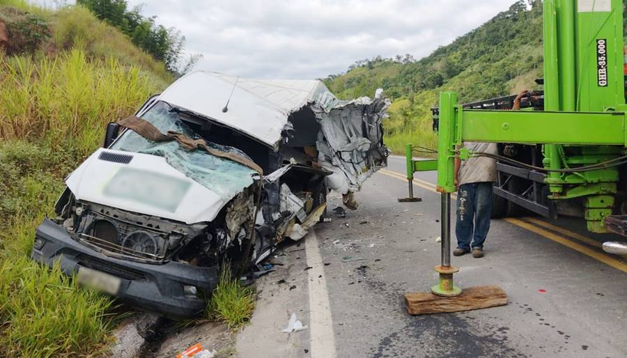 Duas pessoas ficam feridas em acidente na BR-267, em Argirita