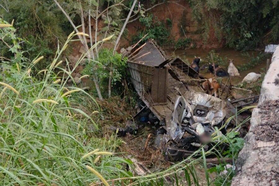 Caminhoneiro morre após veículo cair de ponte na BR-267 em Argirita