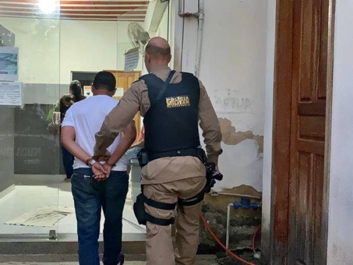 Homem é preso dentro de agência bancária em Muriaé