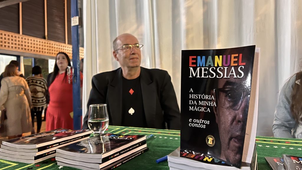 O multiartista Emanuel Messias lança livro sobre sua mágica