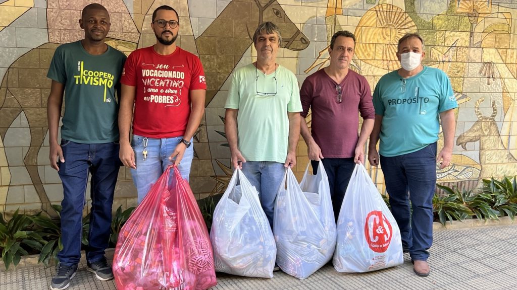 Centro Cultural Sicoob Coopemata faz doação de 60 cobertores