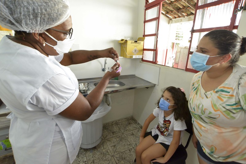 Minas chega a 70% do público infantil vacinado contra covid com a primeira dose