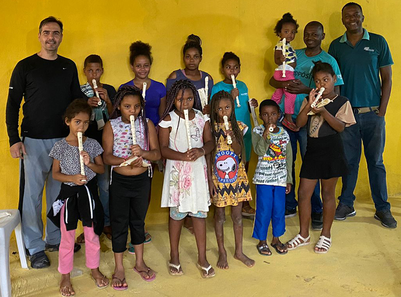 Promotoria da Infância e G30 doam flautas doce para comunidade do Goiabal