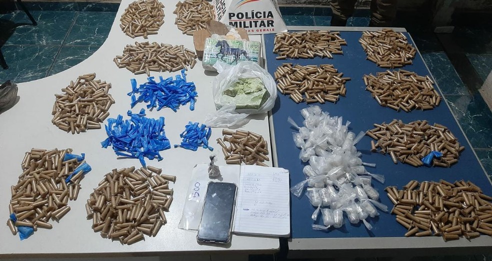 Jovem é preso com mais de 1.200 pinos de cocaína e 2 kg de crack em Além Paraíba