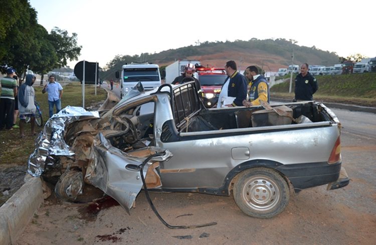 Motorista morre após colidir com caminhão em bairro de Muriaé