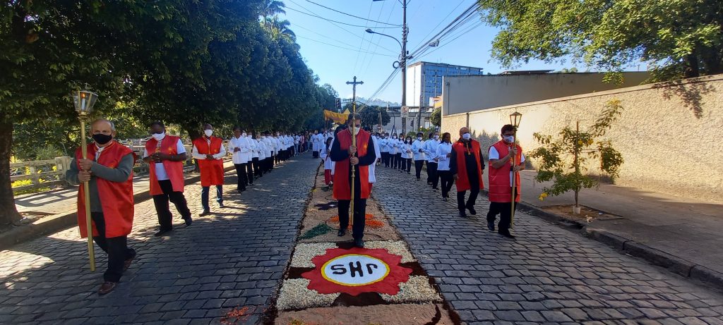 Paróquia de São José Operário enfeita rua para celebrar Corpus Christi