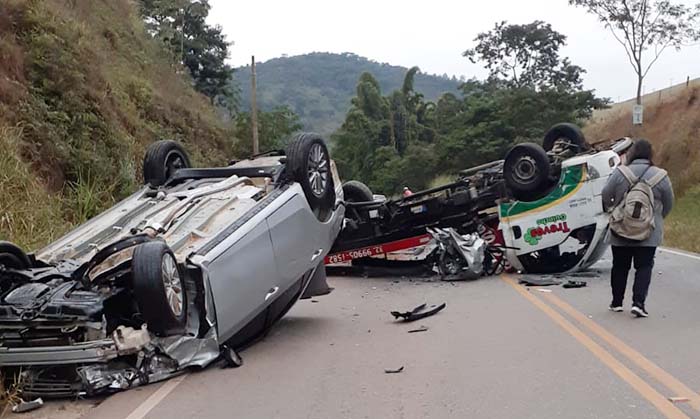 Acidente em Ubá entre três veículos